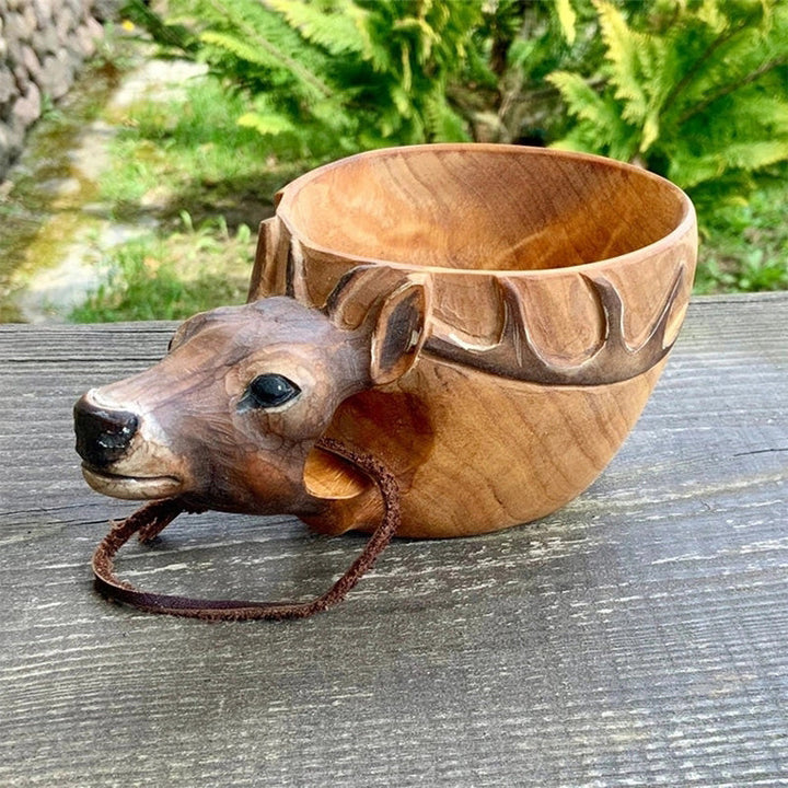 Robuuste houten dierenmok voor avontuurlijke koffie-ervaringen, duurzaam en handgemaakt.