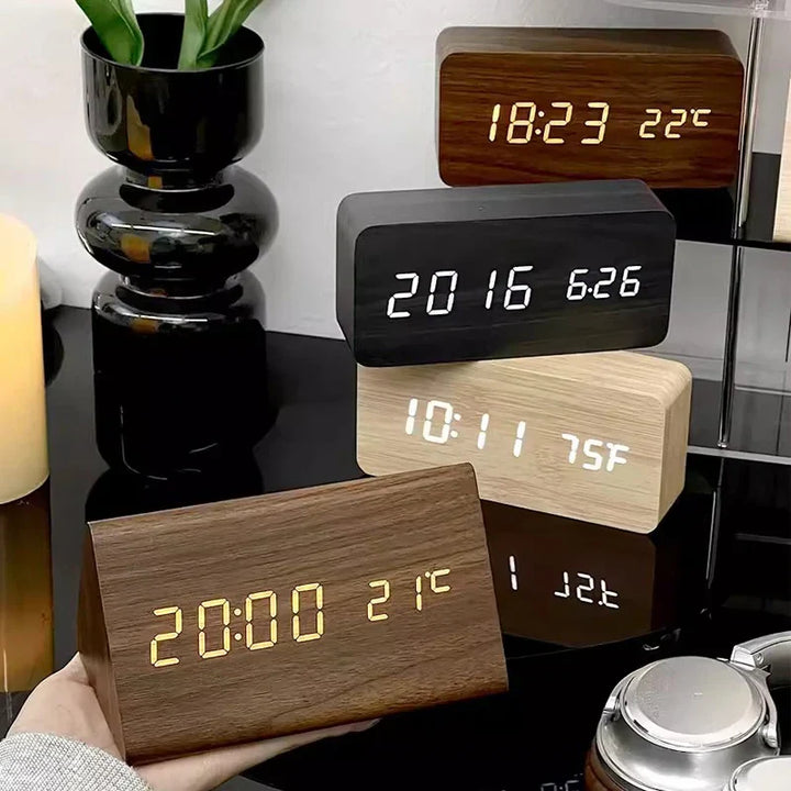 Houten LED wekker met spraakbesturing en duidelijke temperatuurweergave, ideaal voor slaapkamer.