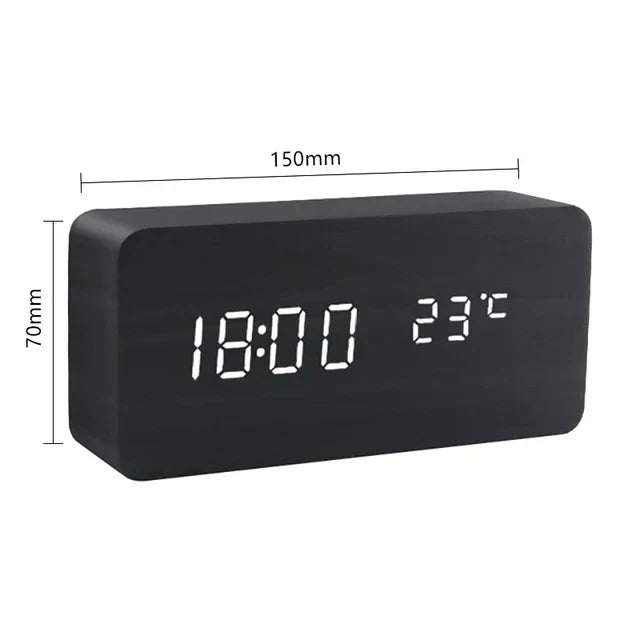 Elegante houten wekker met LED cijfers, spraakgestuurd alarm en duidelijke temperatuurindicator.