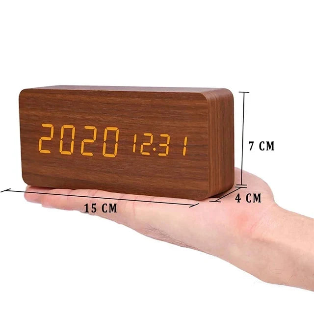 Houten LED wekker voor je bureau of nachtkastje, met spraakactivering en temperatuurfunctie.