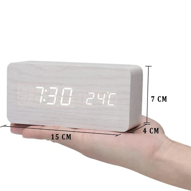 Duurzame houten wekker met helder LED scherm, spraakbesturing en temperatuurweergave.