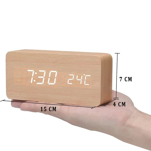 Minimalistische houten wekker met LED display, spraakbesturing en temperatuurfunctie, een cadeau-idee.