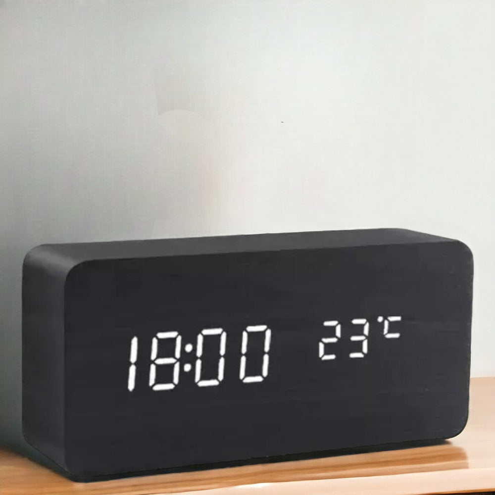 Stijlvolle digitale wekker van hout met helder LED display, spraakgestuurd, toont temperatuur.