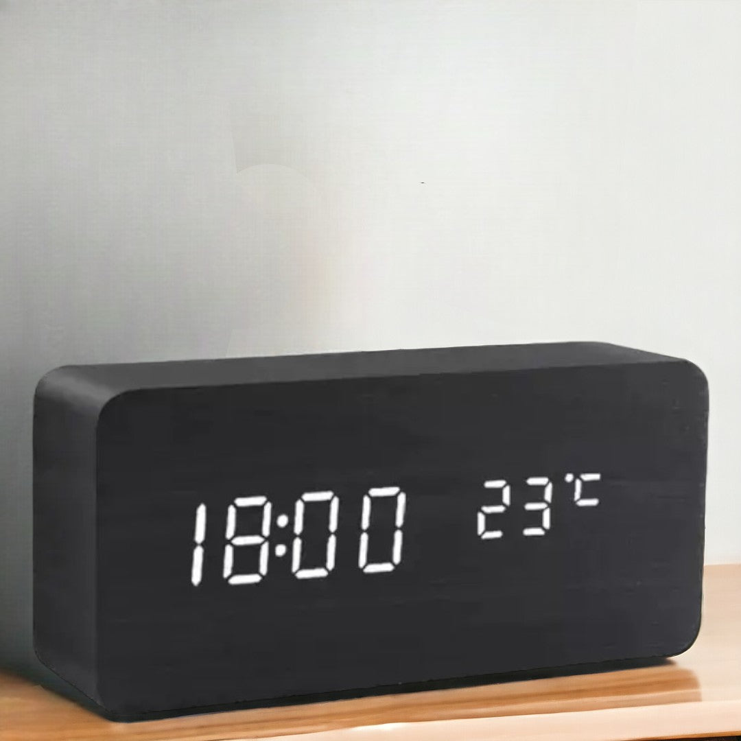 Stijlvolle digitale wekker van hout met helder LED display, spraakgestuurd, toont temperatuur.
