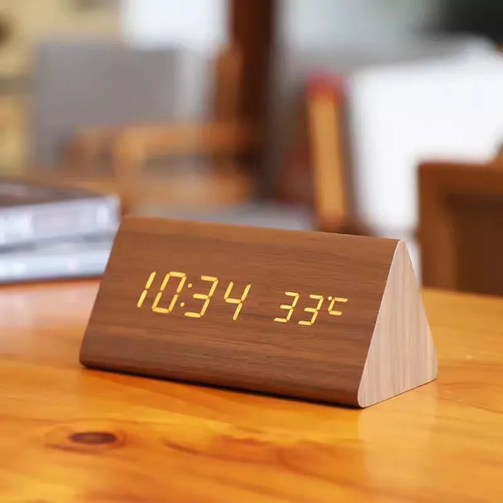 Moderne houten LED klok met alarmfunctie en geïntegreerde temperatuursensor, ideaal voor kantoor.