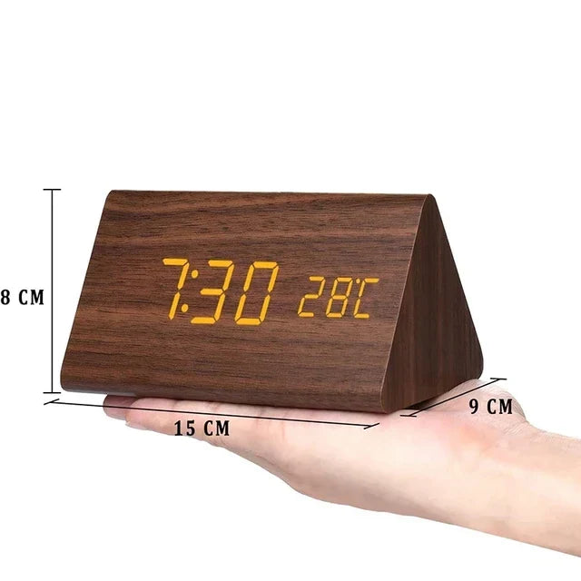 Compacte houten digitale wekker met spraakactiveringsfunctie en temperatuurweergave voor thuis.