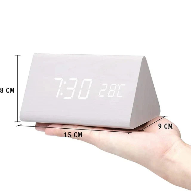 Slaapkamer wekker: houten LED klok met spraakbesturing, toont tijd, datum en temperatuur.