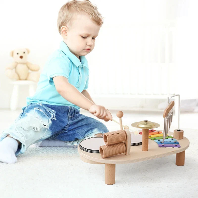 Kinderen spelen op houten muziekstation, verbetert motoriek & creativiteit met diverse geluiden.