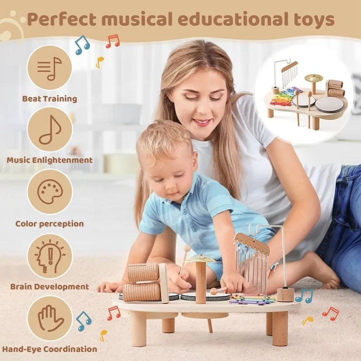 Gedetailleerd houten muziekstation voor kinderen met xylofoon, trommel en rammelaars.