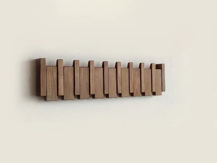 Walnoot/beuken houten piano kapstok, decoratief en praktisch. Uniek wandrek voor de entree of gang.