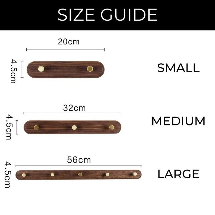 Garderobe oplossing: houten wandkapstok met elegante messing haken voor een moderne entree.