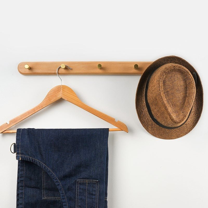 Design wandkapstok van hout met messing haken, een chique woonaccessoire voor elke kamer.