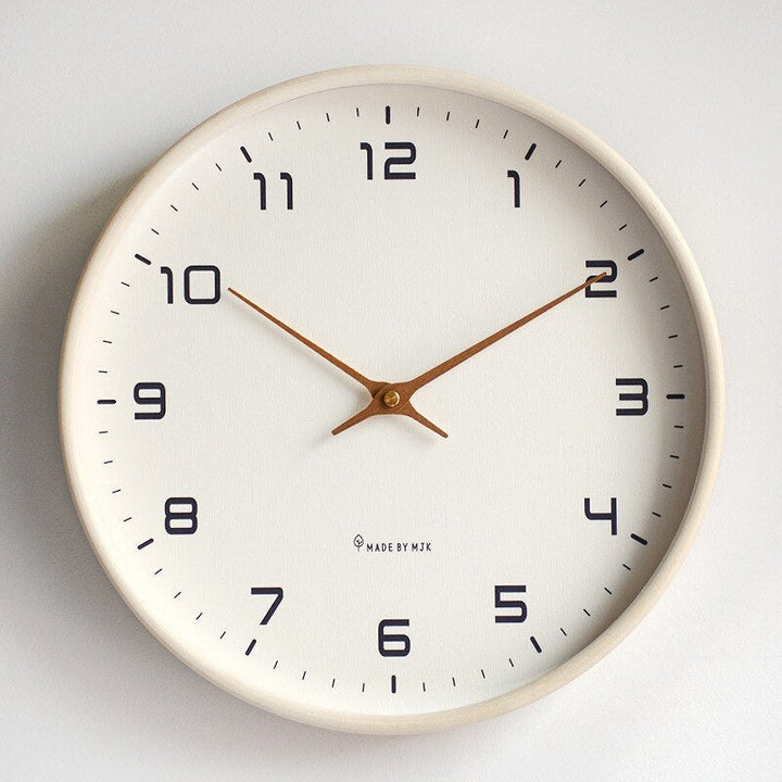 Detailopname van de minimalistische houten klok met stille uurwerktechnologie
