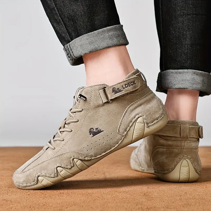 Witte waterdichte Hoymans Adriel schoenen, fris en modern, geschikt voor diverse terreinen.