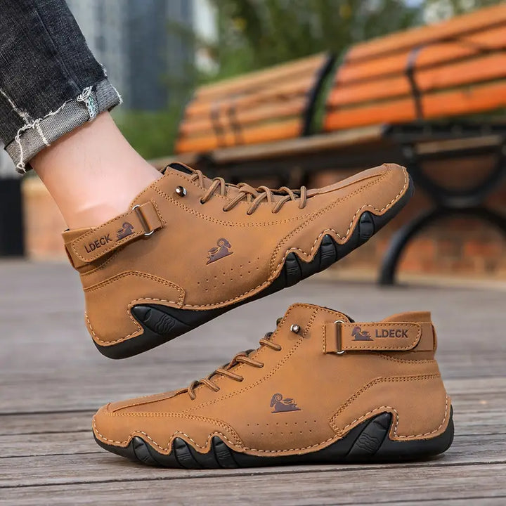 Grijze Hoymans Adriel outdoorschoenen, waterdicht voor alle weersomstandigheden, comfortabel.
