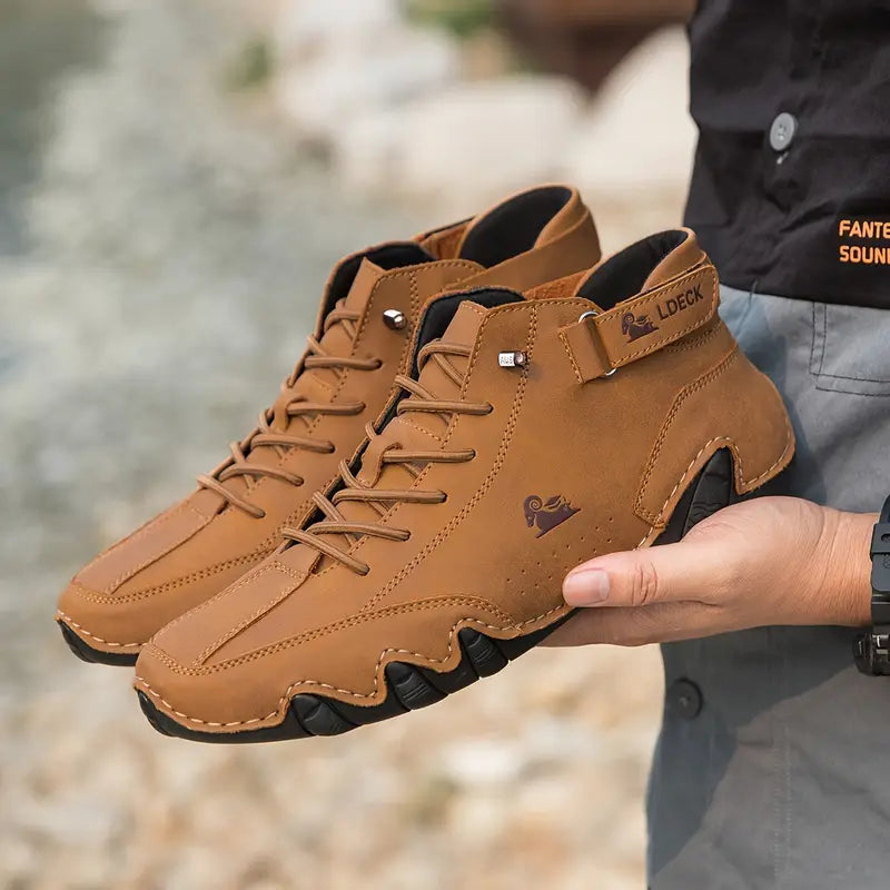 Zwarte waterdichte Hoymans Adriel wandelschoenen, detail van de antislipzool.