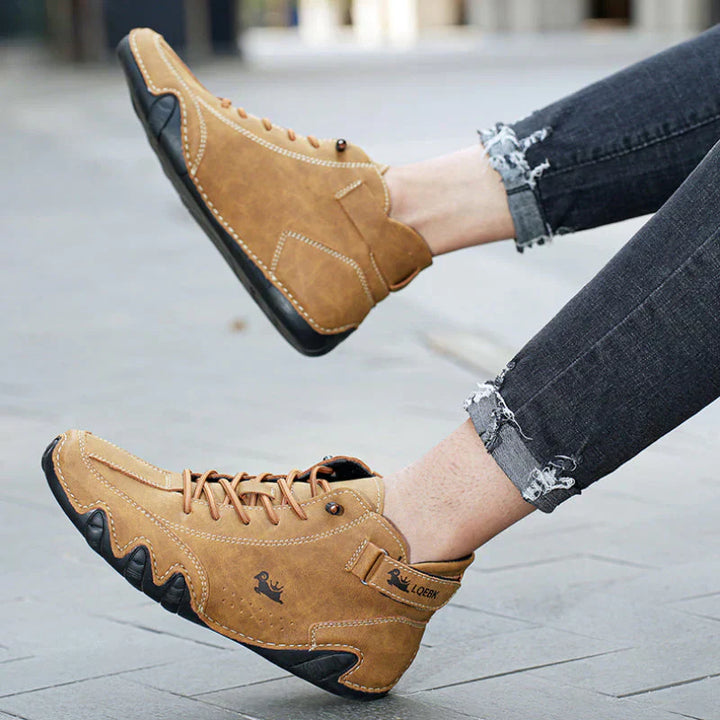 Khaki waterdichte herenschoenen Adriel, veelzijdig en modern, perfect voor actieve mannen.