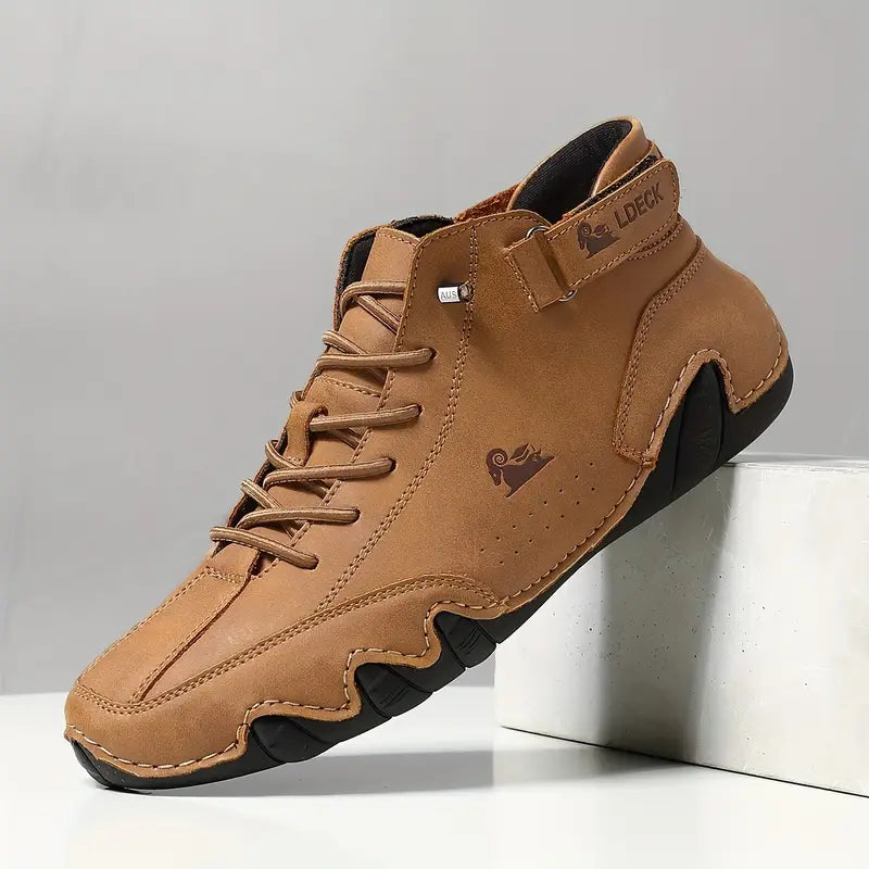 Grijze Hoymans Adriel waterdichte outdoorschoenen, detail van de vetersluiting en oogjes.