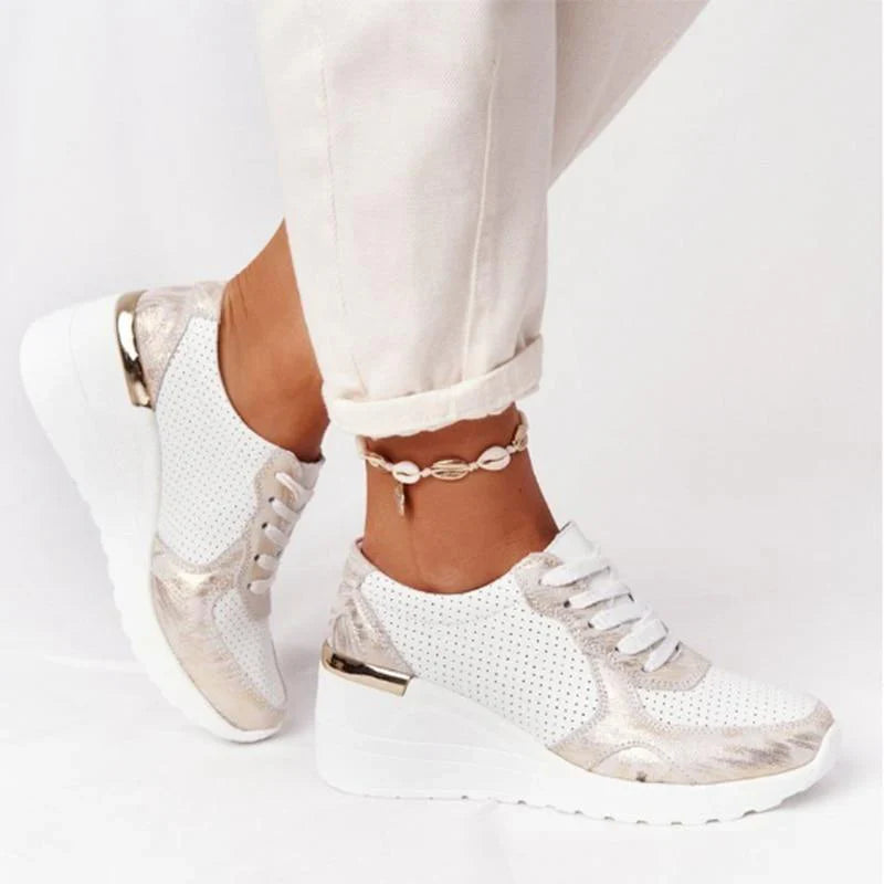 Bovenaanzicht van lichte Hoymans Air sneakers voor dames, toont ademend bovenwerk. Ideale casual schoenen.