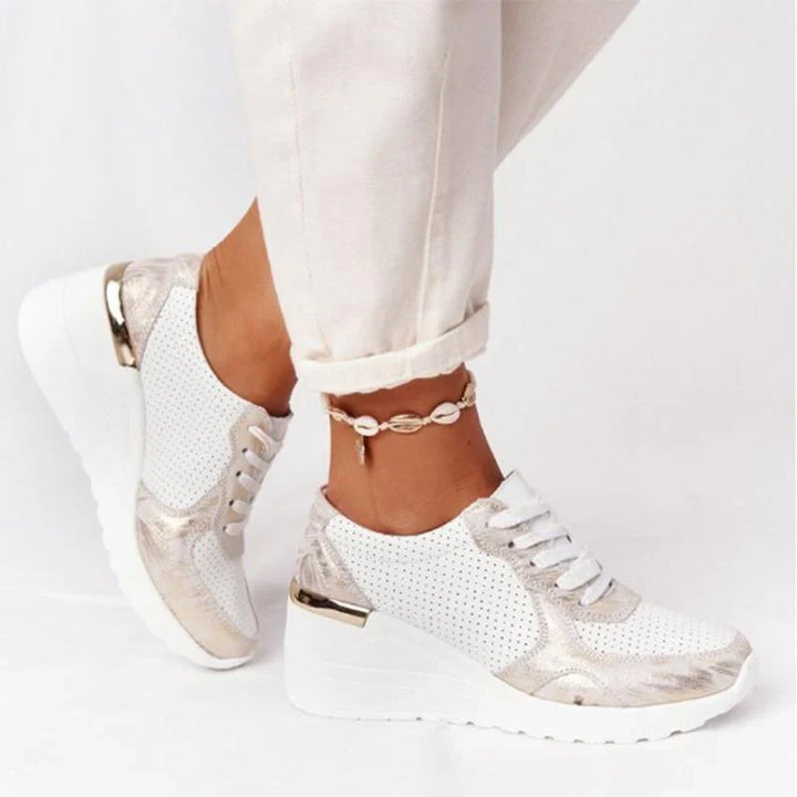 Bovenaanzicht van lichte Hoymans Air sneakers voor dames, toont ademend bovenwerk. Ideale casual schoenen.
