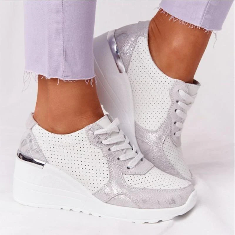 Dynamische foto van Hoymans Air dames sneakers in actie; lichte, ondersteunende en trendy wandelschoenen.