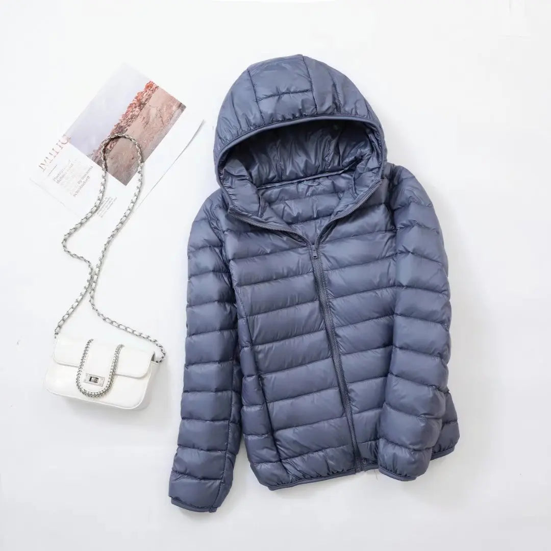 Dames winterjas met capuchon, eendendons en een modieuze look.