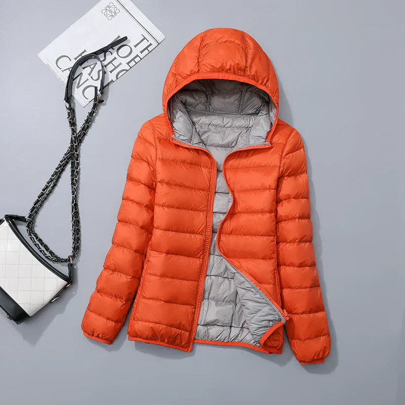 Essentiële dames winterjas: Hoymans donsjas met capuchon en eendendons.