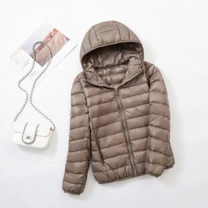 Hoymans mode damesjas: warme donsjas met capuchon voor winterweer.