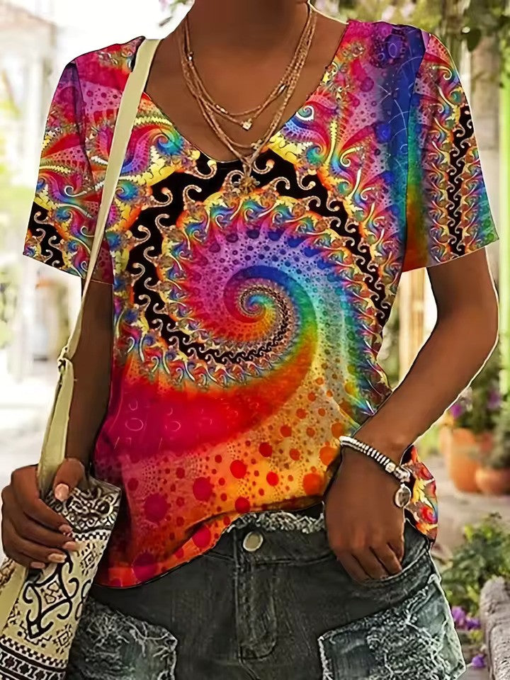 Model draagt Hoymans dames retro V-hals t-shirt, trendy zomerkleding met korte mouwen en comfortabele stijl.