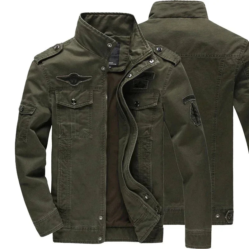 Detail van een groene Hoymans heren tussenjas, robuuste militaire look met zakken. Ideaal als buitenjas.