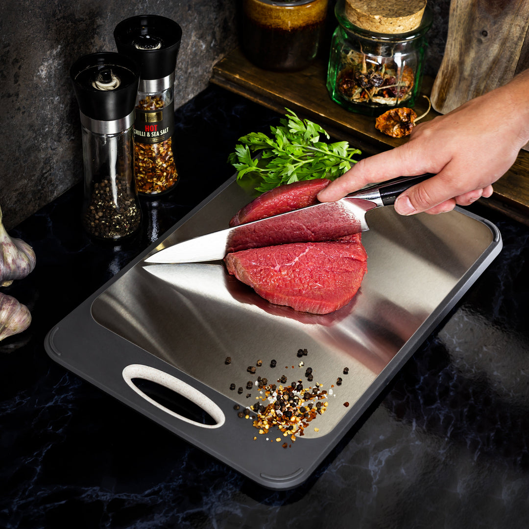 Hygiënische RVS snijplank voor de keuken, antibacterieel en duurzaam, ideaal voor voedselbereiding.