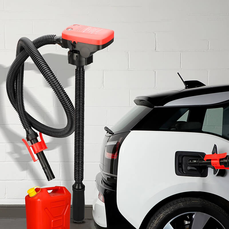 Elektrische diesel pomp met slang en klemmen, perfect voor snel en schoon overpompen van brandstof.