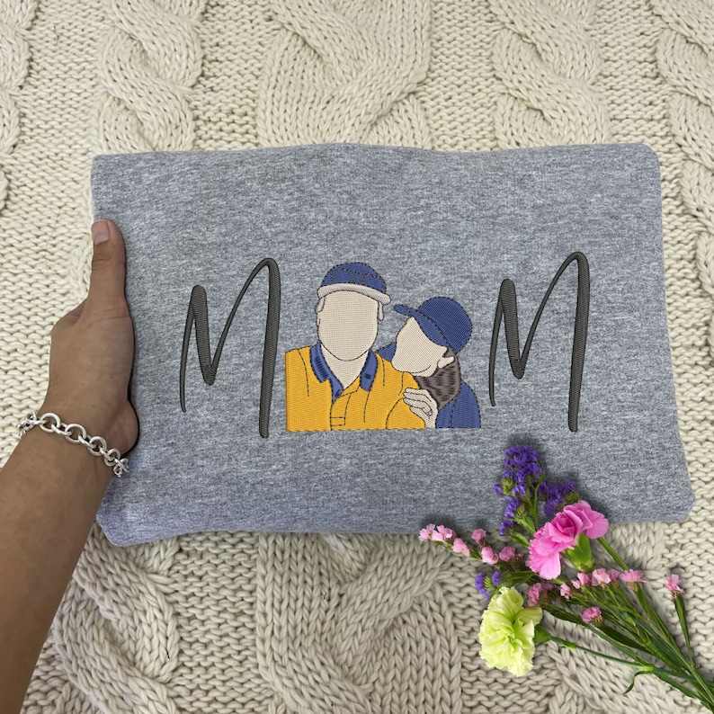 Gepersonaliseerde geborduurde trui met foto voor moeder, gedetailleerd borduursel op unisex hoodie