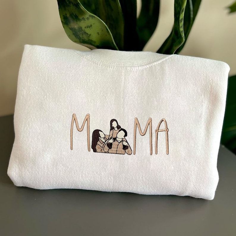 Witte hoodie met zorgvuldig geborduurd familiedemoment