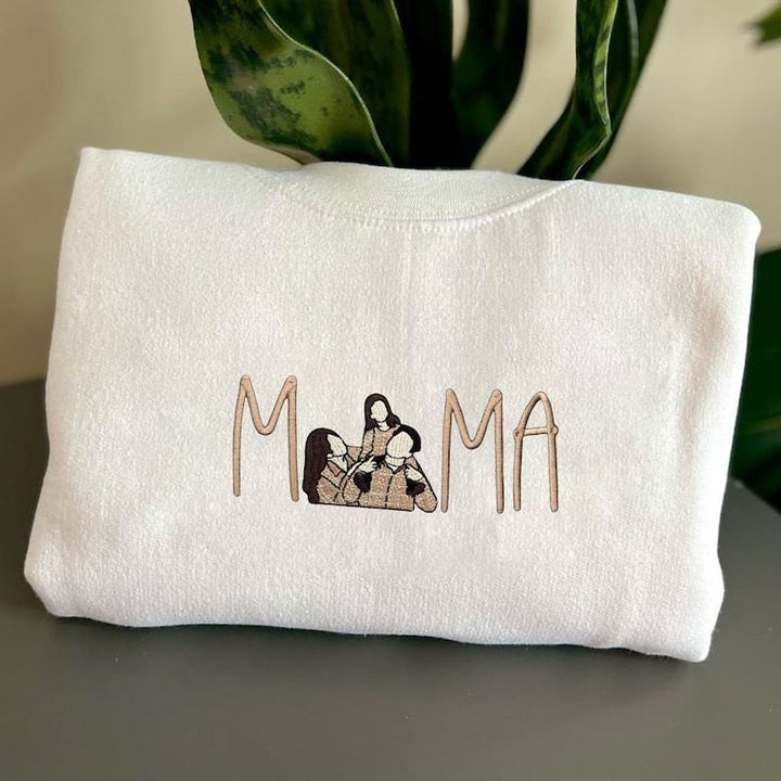 Witte hoodie met zorgvuldig geborduurd familiedemoment