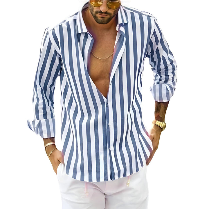 Man poseert in een blauw-wit gestreept overhemd voor de zomer