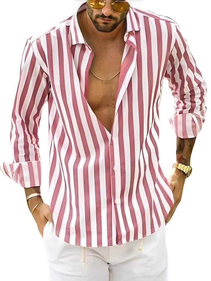 Casual gestreept heren overhemd getoond van dichtbij, zomerkleding