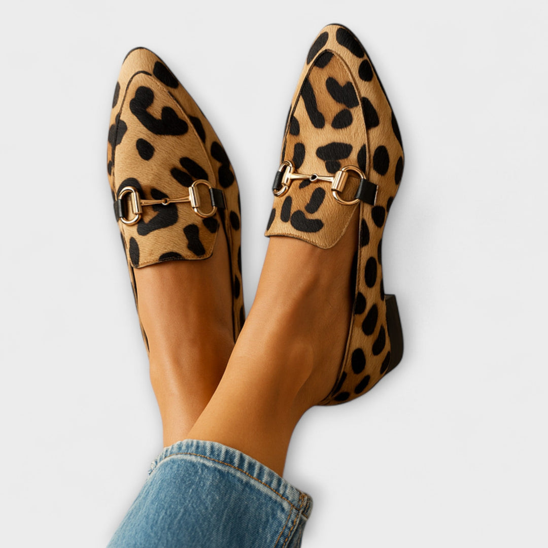 Dames comfortabele Sahara mocassins met trendy dierenprint. Elegante instappers voor vrijetijd en kantoor.