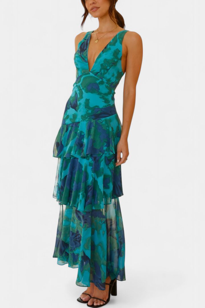 Zijaanzicht van de elegante groene damesjurk met gelaagd design