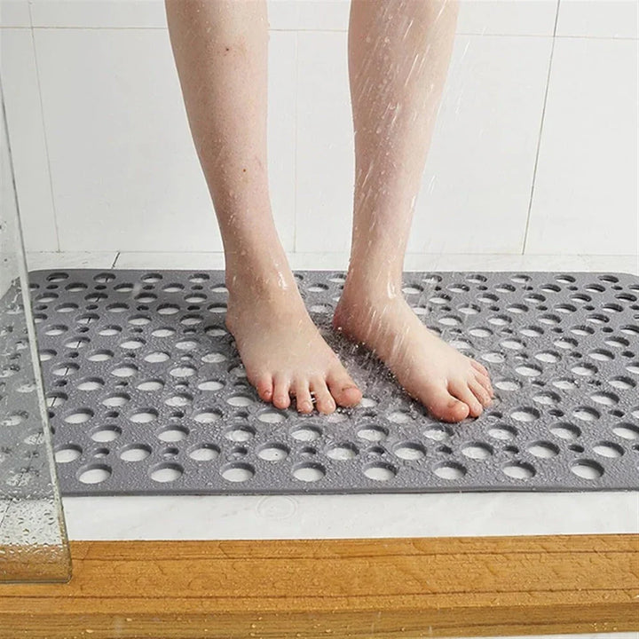 Grijze antislip douchemat met zuignappen in gebruik onder de douche