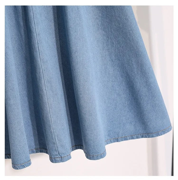 Detail van de uitlopende zoom en lichte stof van de dames midirok
