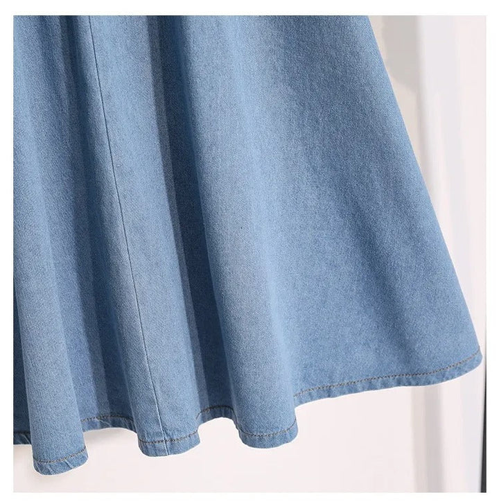 Detail van de uitlopende zoom en lichte stof van de dames midirok
