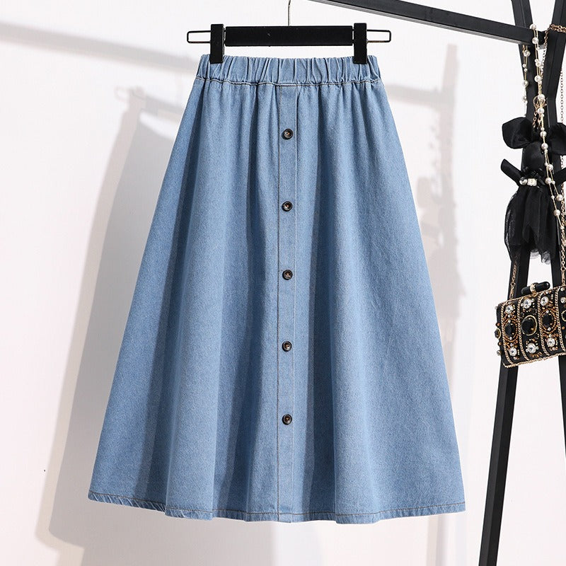 Blauwe dames midirok met knopen hangend aan een kledingrek