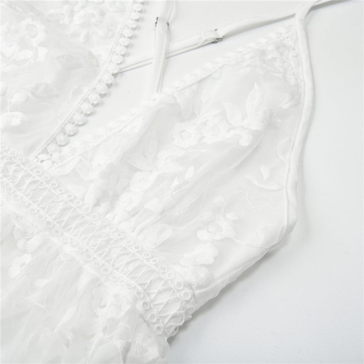 Witte romantische dames zomerjurk met v-hals, een elegante keuze voor elke gelegenheid.