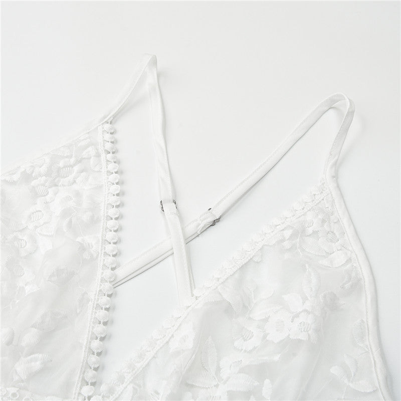 Korte witte zomerjurk voor dames met elegante v-hals, perfect voor strand of feest.