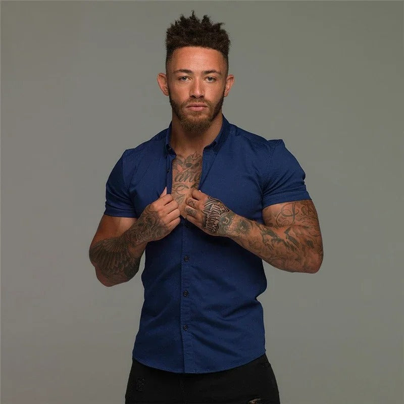 Zijaanzicht van het slim fit herenoverhemd, benadrukt de moderne pasvorm en het flatterende silhouet.