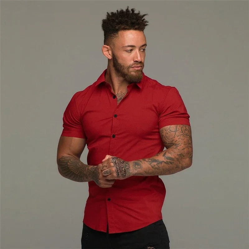 Man in rood slim fit overhemd met korte mouwen, straalt stijl en comfort uit voor zakelijke en casual gelegenheden.
