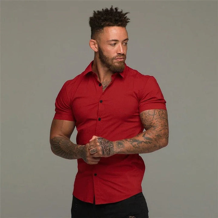 Man in rood slim fit overhemd met korte mouwen, straalt stijl en comfort uit voor zakelijke en casual gelegenheden.