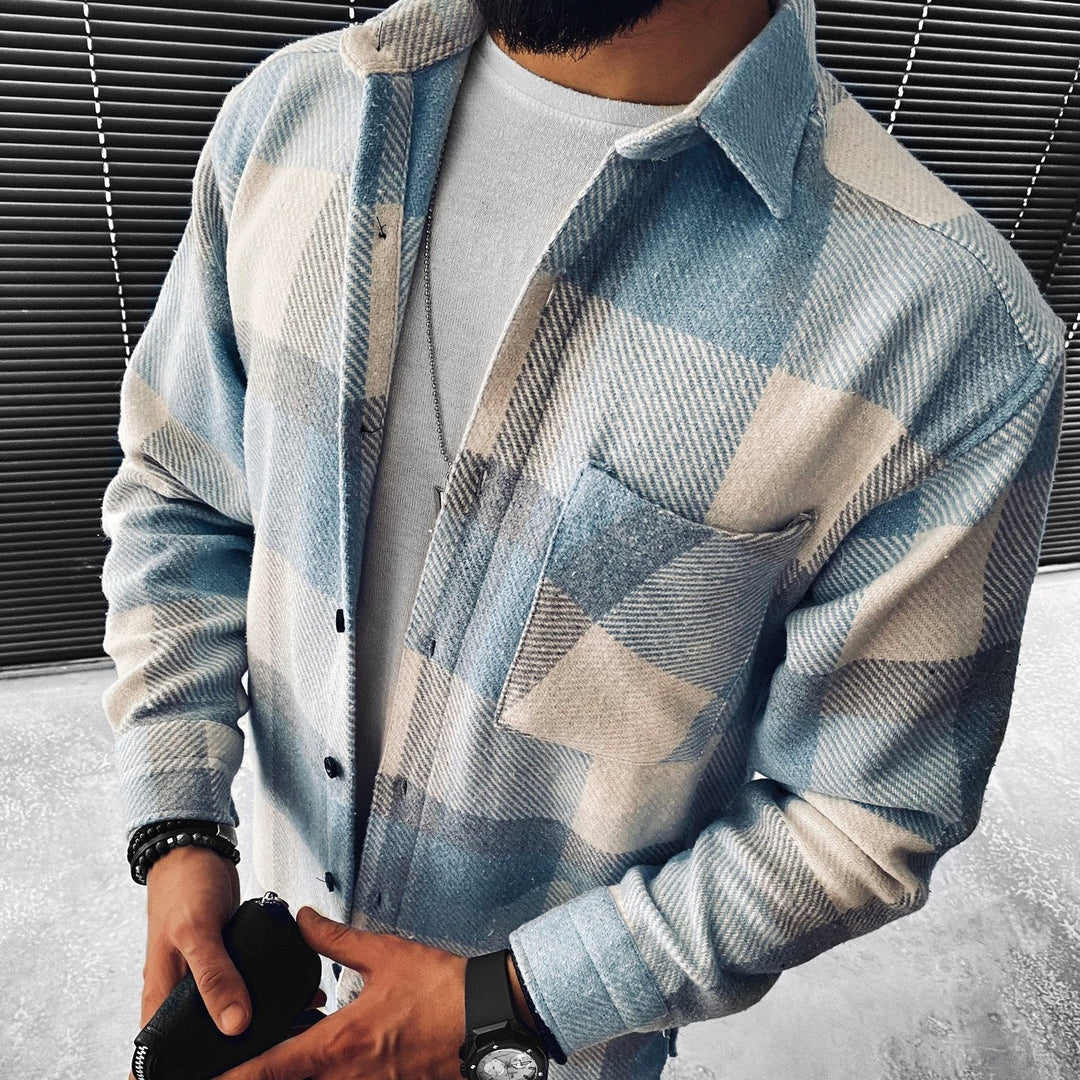 Heren Jannis comfortabel en warm overshirt in lichtblauw gedragen