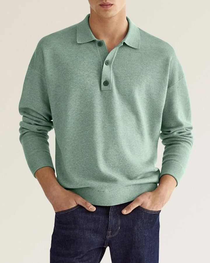 Zijaanzicht van de elegante herenpolo met lange mouwen en knopen